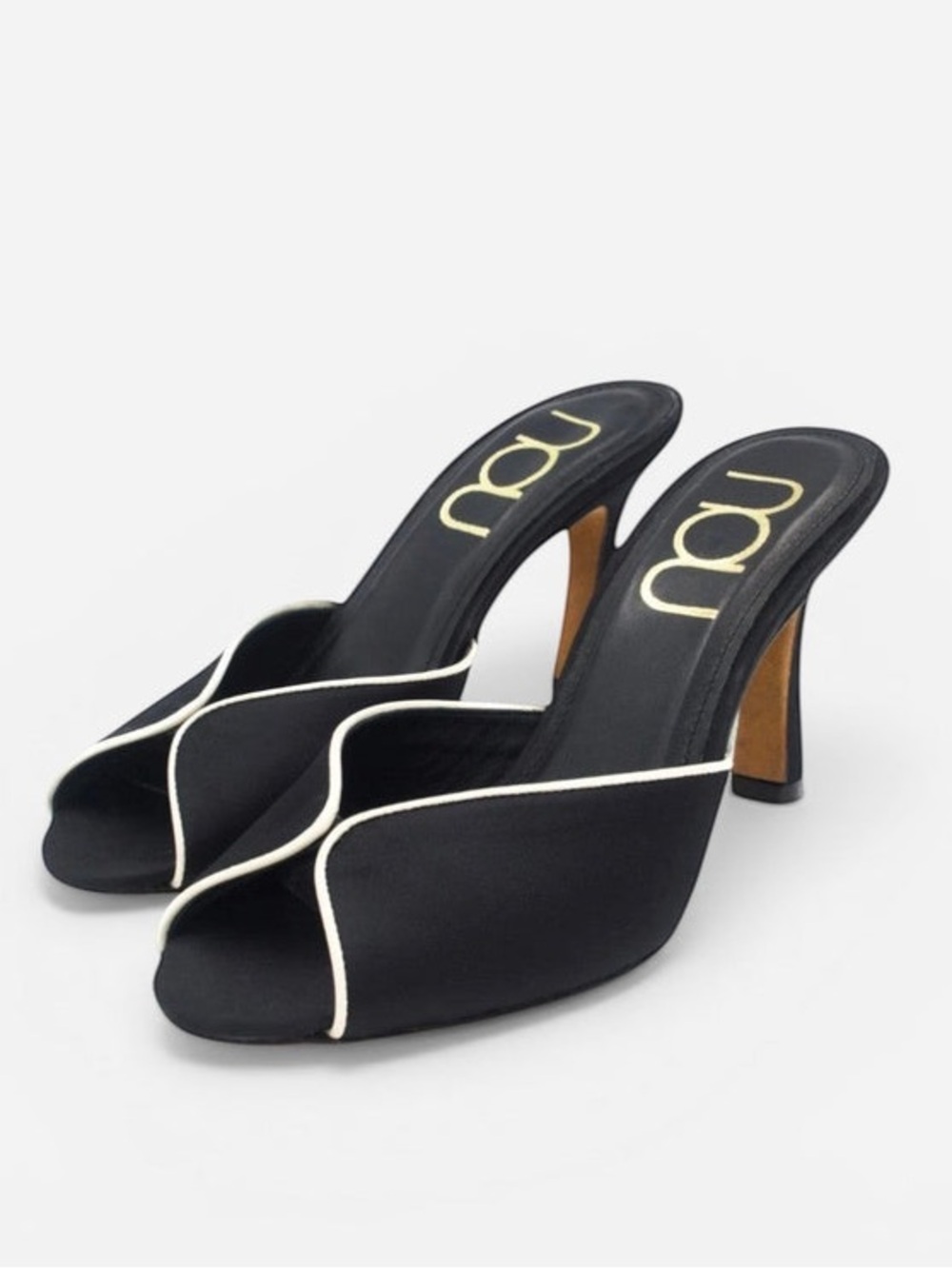 NOU THE CLASSIC MULE
in black satin